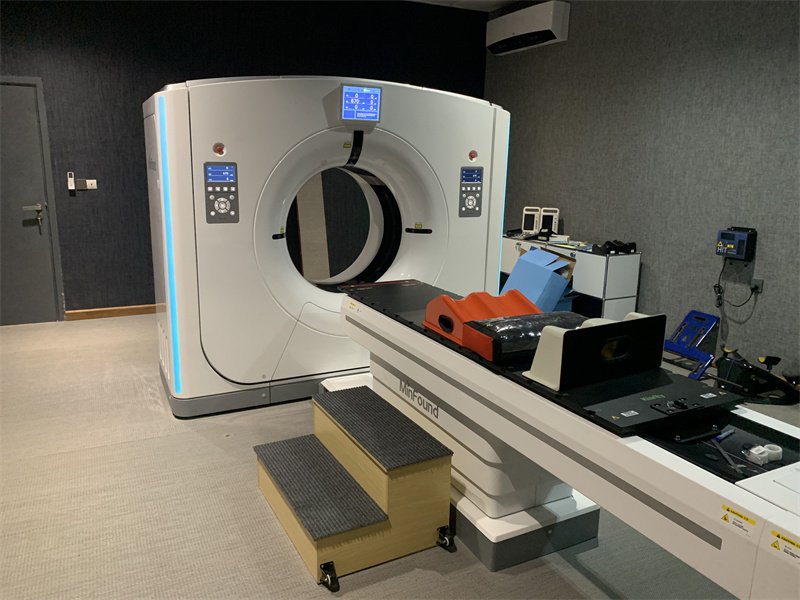 Tomógrafo computarizado Mindfound instalado por LLM Radiología en centro médico, listo para estudios clínicos de alta resolución y diagnóstico avanzado.