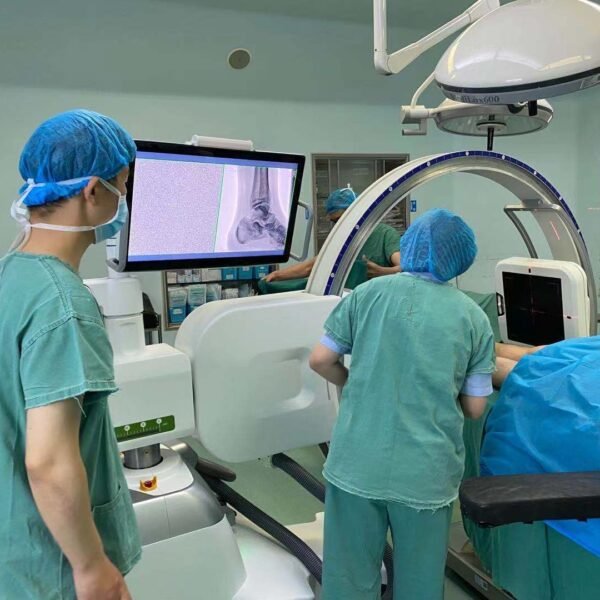 Arco en C 3D IMS en uso clínico, equipo de imagenología avanzada para procedimientos quirúrgicos y fluoroscopía en tiempo real