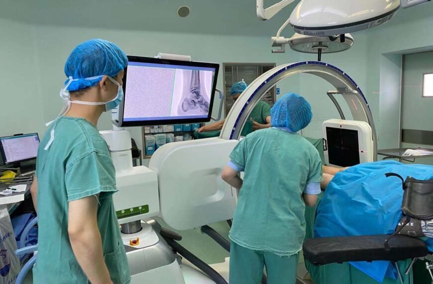 Arco en C 3D IMS en uso clínico, equipo de imagenología avanzada para procedimientos quirúrgicos y fluoroscopía en tiempo real